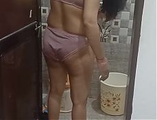This bhabi is opening the bathroom of her room and making hair, but bhabi is looking very sexy.